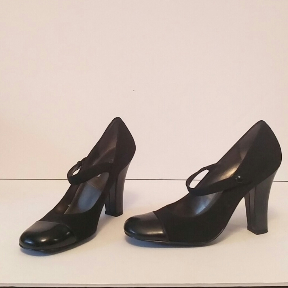 Tahari Kitty Heels